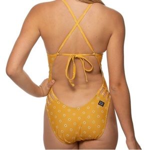 Jolyn Gavin 2 Tie back Yellow Daisy